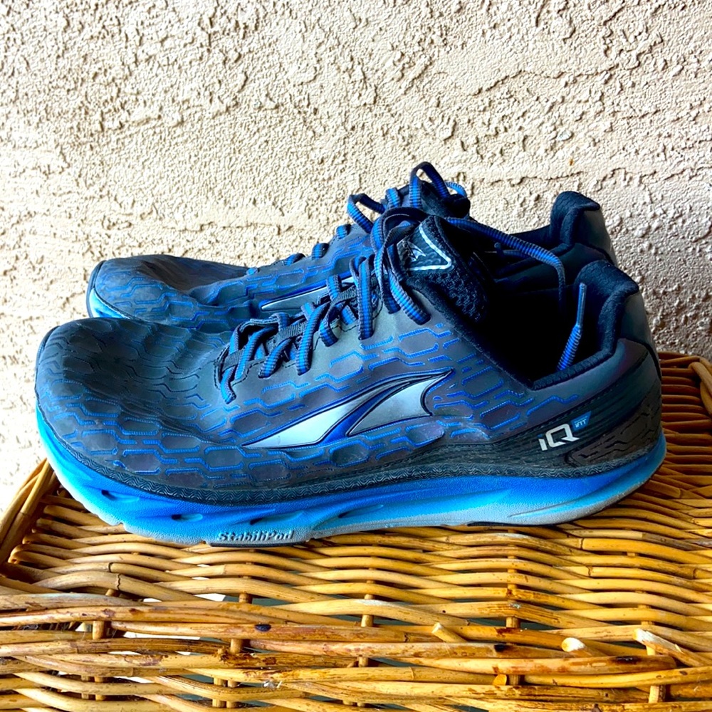 Men’s size 10.5 Altra IQ Running Shoes